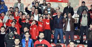 Yöneticiler tribündeydi