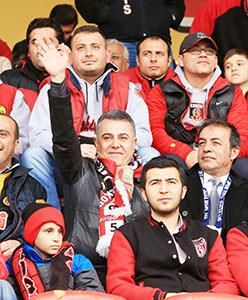 Yönetim yine tribünlerde