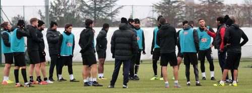 Yönetimin kararı futbolcuları şok etti!