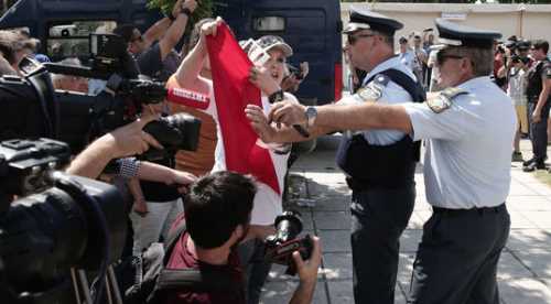 Yunanistan'a kaçanlara ikişer ay hapis