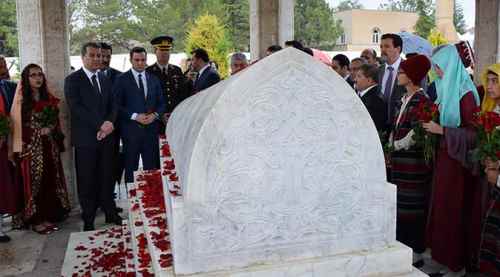 Yunus Emre, kabri başında anıldı