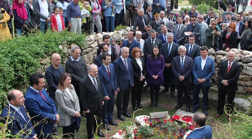 Yunus Emre Eskişehir'de kabri başında anıldı