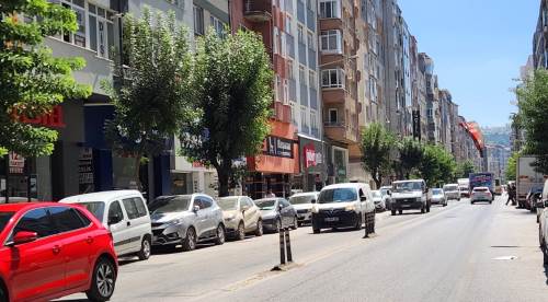 Yunusemre Caddesi’ndeki dubalar zarar gördü