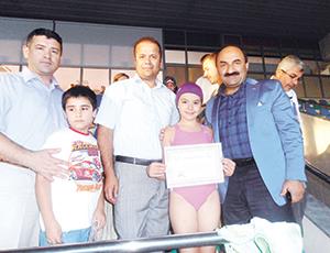 Yunusların sertifika sevinci