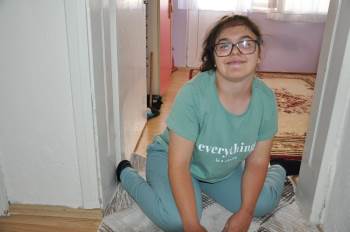 Yürüme Azmiyle Engelleri Aşıp, Emeklemeye Başladı
