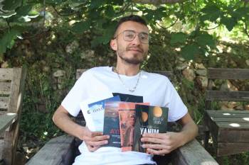 Yüzde 96 Engeli Bulunan Ms Hastası Genç, Yazdığı Kitaplarla Hayata Tutunuyor