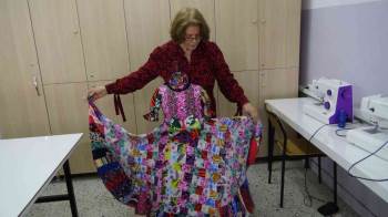 Yüzlerce Atık Kumaş Parçasını Kullanıp Adeta Sıfır Maliyetle Elbise Yaptı
