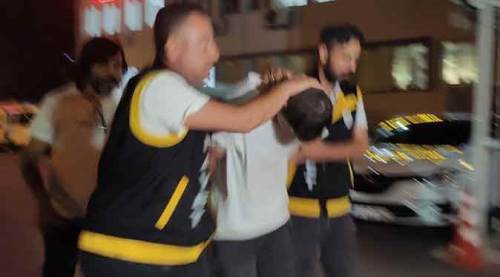 Yüzlerce kişinin önünde dehşet saçtı!
