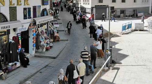 Yüzlerce metrelik kuyrukta saatlerdir bekliyorlar...