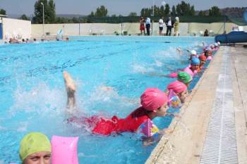 Yüzme Havuzu Faaliyete Girdi
