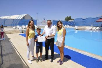 Yüzme Kursu Öğrencileri Sertifikalarını Aldı
