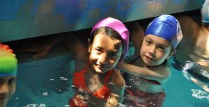 Yüzme öğreniyorlar