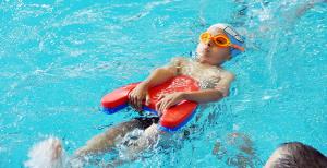 Yüzmenin mutluluğunu yaşıyorlar