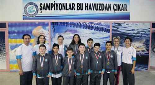 Yüzücüler madalyalara kulaç attı