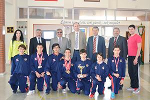 YÜZÜCÜLERİ KUTLADILAR