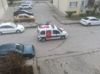 Zabıta Aracı Bayraklarla Süslendi
