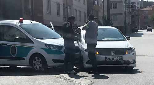 Zabıta aracı ile otomobil çarpıştı