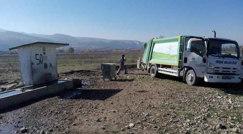 Zehirli atıklar araziden tek tek toplanıyor