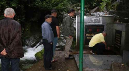 Zehirli sudan içmek için kuyruğa girdiler