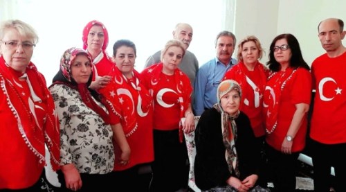 Zeybek ekibinden şehit ailesine ziyaret