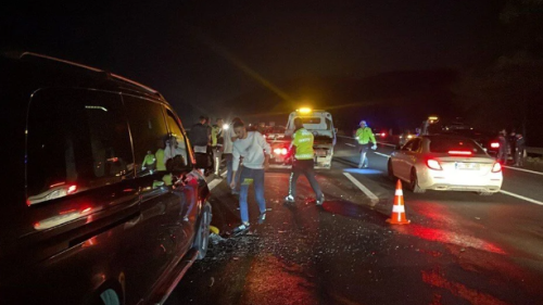 Zincirleme kazada kilometrelerce kuyruk! Trafik kilitlendi 