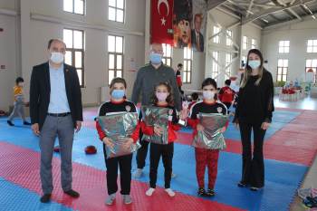 Ziraat Odası Minik Karatecileri Ödüllendirdi

