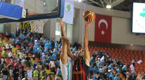 Zirve yarışı sürüyor