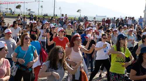 ZUMBA İLE HAREKETE GEÇTİLER