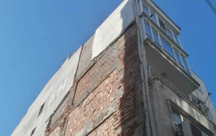 “Her an kopabilir” dedirten görüntü! Yıkılan binadan geriye tehlike kaldı “Her an kopabilir” dedirten görüntü! Yıkılan binadan geriye tehlike kaldı
