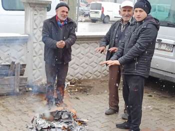 Afyon’Da Kar Yağışı Ve Soğuk Pazarcı Esnafına Zor Anlar Yaşattı
