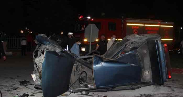 Afyon'da kavşakta korkunç kaza! İki otomobil çarpıştı