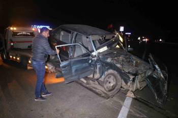 Afyon'da trafik kazasında hurdaya döndü: 5 yaralı