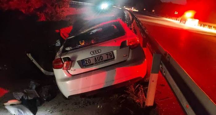 Afyonkarahisar'da feci kaza: 1 ölü, 3 yaralı Afyonkarahisar'da feci kaza: 1 ölü, 3 yaralı