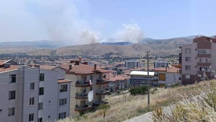 Afyonkarahisar’da mera yangını: Ekipler seferber oldu Afyonkarahisar’da mera yangını: Ekipler seferber oldu