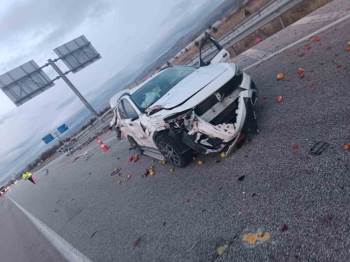 Afyonkarahisar’Da Otomobil İle Tır Çarpıştı: 1 Ölü, 2 Yaralı
