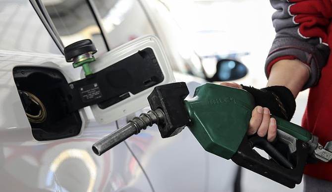 Akaryakıta bu gece yine zam geliyor: Eskişehir’de güncel fiyatlar belli oldu Akaryakıta bu gece yine zam geliyor: Eskişehir’de güncel fiyatlar belli oldu