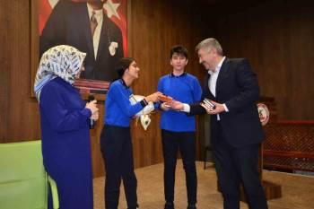 Başkan Akçadurak, Mehmetçik Ortaokulu’Nda ’Kariyer Günleri’Nin Konuğu Oldu
