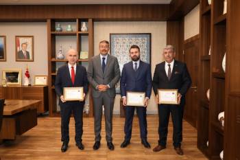 Belediye Başkan Yardımcıları Abdullah Damcı, Murat Arık Ve Ertuğrul Cevahir’E Başarı Belgesi
