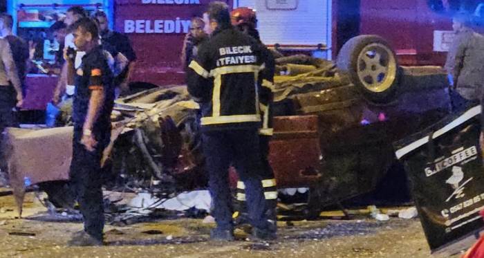 Bilecik’te orta refüje çarpan otomobil takla attı: 2 yaralı! Bilecik’te orta refüje çarpan otomobil takla attı: 2 yaralı!