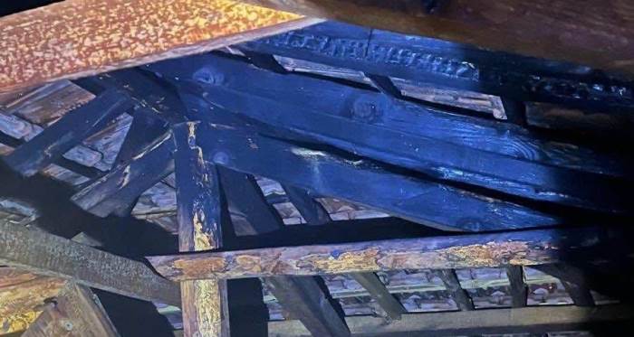 Bilecik’te sobanın alev alması sonucu evin çatı kısmı yandı Bilecik’te sobanın alev alması sonucu evin çatı kısmı yandı