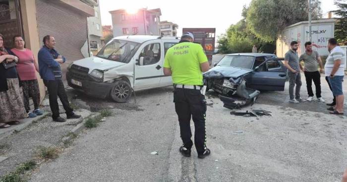 Çocuk parkının yanında panik anlar! Kafa kafaya çarpışan araç garaja savruldu Çocuk parkının yanında panik anlar! Kafa kafaya çarpışan araç garaja savruldu