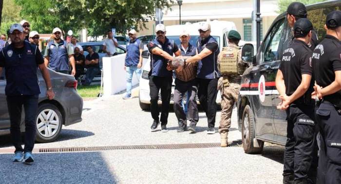 Cumhurbaşkanı Erdoğan’a suikast girişiminin firari sanığı adliyeye çıkarıldı Cumhurbaşkanı Erdoğan’a suikast girişiminin firari sanığı adliyeye çıkarıldı