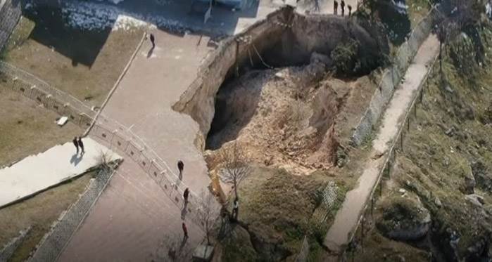 Deprem sonrası oluşan dev obruk yaşanan yıkımı gözler önüne serdi