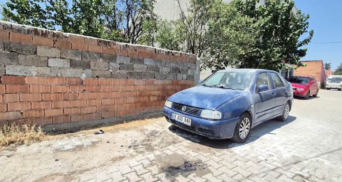 Elektrik aksamından çıkan yangın otomobili kullanılamaz hale getirdi Elektrik aksamından çıkan yangın otomobili kullanılamaz hale getirdi
