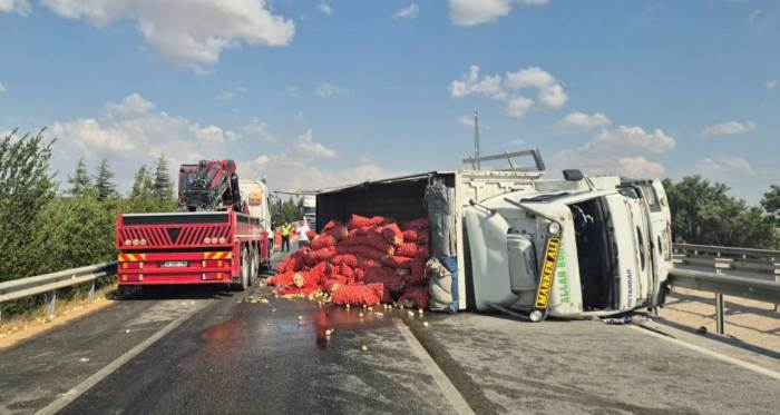 Eskişehir-Ankara yolunda soğan yüklü tır devrildi: 2 çocuk yaralandı! Eskişehir-Ankara yolunda soğan yüklü tır devrildi: 2 çocuk yaralandı!