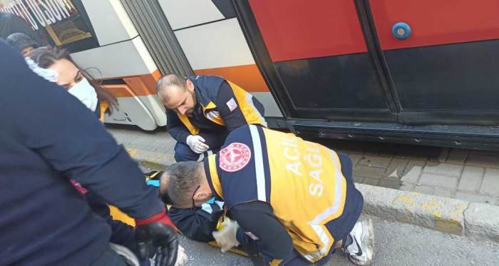 Eskişehir'de 16 yaşındaki çocuğa tramvay çarptı