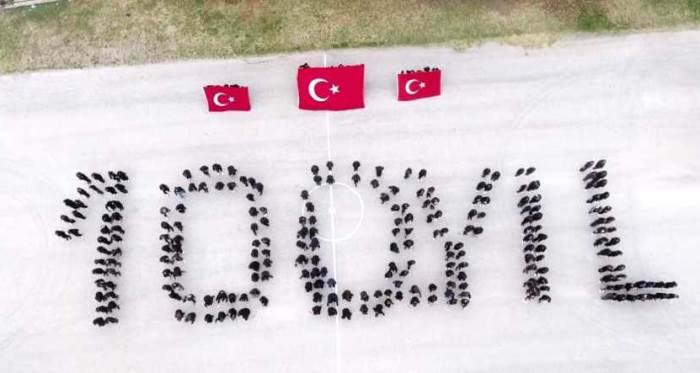 Eskişehir'de 240 öğrenci 100. yılı böyle kutladı 