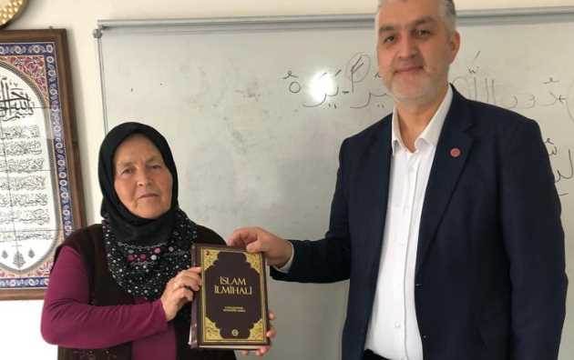 Eskişehir'de 73 yaşındaki kadın Kur'an-ı Kerim okumayı öğrendi