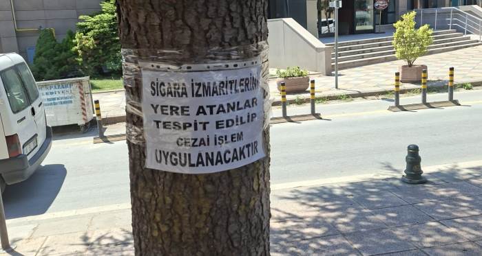 Eskişehir’de ağaçlara asılan duyurular dikkat çekti Eskişehir’de ağaçlara asılan duyurular dikkat çekti