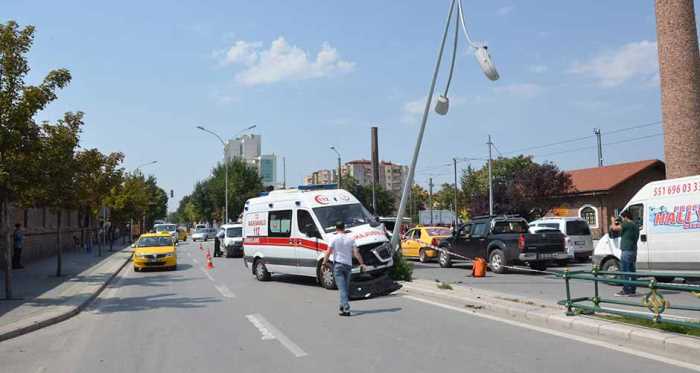 Eskişehir'de ambulans yoldan çıkıp direğe çarptı